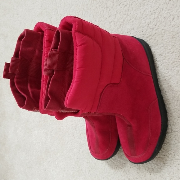 Land's End ladies ankle snow boots. Red. Size 6. Never worn. - Picture 3 of 3